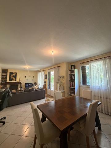 Maison de plain-pied avec 3 chambres, garage et jardin