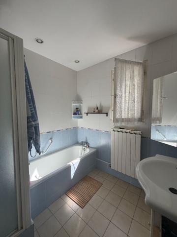 Maison de plain-pied avec 3 chambres, garage et jardin
