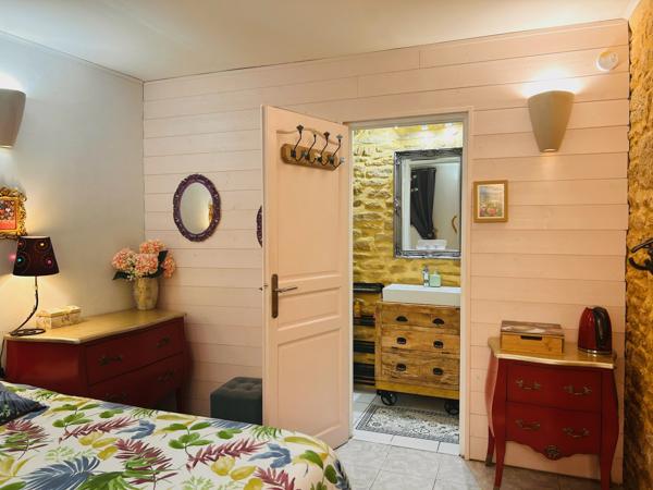 Maison en pierre avec 3 chambres en suite et terrasse, à 2 minutes du centre historique de Sarlat