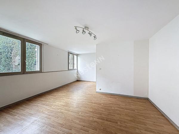 MONTREUIL, QUARTIER FAMILIAL ET COMMERCANT SIGNAC A 10 MIN DU METRO MAIRIE DE MONTREUIL, GRAND 3 PIECES DE 70M² AU CALME SUR COUR.