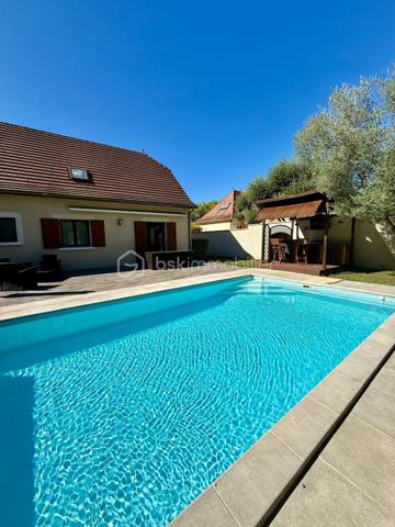 Dans un quartier résidentiel calme et recherché sur le haut de Lons, à proximité immédiate des principales commodités, découvrez cette agréable maison familiale de 140 m², implantée sur un beau terrain plat, clos et arboré de 776 m².

Son véritable atout : ses beaux extérieurs aménagés, avec une grande terrasse et une belle piscine chauffée, idéals pour profiter pleinement des beaux jours en famille ou entre amis.
Une maison spacieuse et fonctionnelle avec :
 Au rez-de-chaussée – 78 m² :
    Une entrée de 16,5 m² dessert :
       · une salle à manger de 22 m²,
       · un salon de 11,2 m² ouvrant directement sur la terrasse et la piscine,
       · une cuisine équipée de 10 m²,
       · une chambre de 10,9 m²,
       · une salle de bains de 5,4 m²,
       · un WC indépendant de 1,4 m².
  À l’étage – 62 m² :
       · une mezzanine de 9,8 m²,
       · trois chambres de 18,3 m², 13,7 m² et 9,4 m²,
       · un bureau de 6 m², offrant une possibilité supplémentaire pour le télétravail, un espace de loisirs ou une chambre d’appoint,
       · une salle d’eau avec WC de 5,5 m².

La maison bénéficie également d’un système de chauffage et de climatisation par pompe à chaleur gainable Daikin, ainsi que de menuiseries en double vitrage, assurant un excellent confort thermique en toute saison.

Enfin, les extérieurs constituent l’un des principaux atouts de cette propriété :
       · grande terrasse carrelée de 43 m²,
       · belle piscine chauffée de 4 x 8 m avec pool house de 7 m²,
       · abri de jardin de 15 m²,
       · grand garage de 32,5 m²,
       · terrain de 776 m² sans vis-à-vis.

Pour plus d’informations ou pour organiser une visite, n’hésitez pas à me contacter, y compris les samedis et dimanches.

D’autres photos ainsi qu’une visite virtuelle sont également disponibles sur demande.