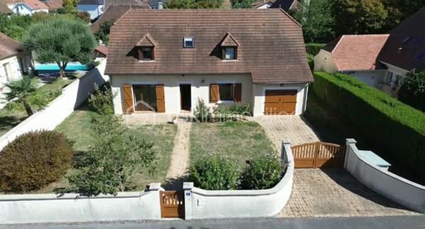 Dans un quartier résidentiel calme et recherché sur le haut de Lons, à proximité immédiate des principales commodités, découvrez cette agréable maison familiale de 140 m², implantée sur un beau terrain plat, clos et arboré de 776 m².

Son véritable atout : ses beaux extérieurs aménagés, avec une grande terrasse et une belle piscine chauffée, idéals pour profiter pleinement des beaux jours en famille ou entre amis.
Une maison spacieuse et fonctionnelle avec :
 Au rez-de-chaussée – 78 m² :
    Une entrée de 16,5 m² dessert :
       · une salle à manger de 22 m²,
       · un salon de 11,2 m² ouvrant directement sur la terrasse et la piscine,
       · une cuisine équipée de 10 m²,
       · une chambre de 10,9 m²,
       · une salle de bains de 5,4 m²,
       · un WC indépendant de 1,4 m².
  À l’étage – 62 m² :
       · une mezzanine de 9,8 m²,
       · trois chambres de 18,3 m², 13,7 m² et 9,4 m²,
       · un bureau de 6 m², offrant une possibilité supplémentaire pour le télétravail, un espace de loisirs ou une chambre d’appoint,
       · une salle d’eau avec WC de 5,5 m².

La maison bénéficie également d’un système de chauffage et de climatisation par pompe à chaleur gainable Daikin, ainsi que de menuiseries en double vitrage, assurant un excellent confort thermique en toute saison.

Enfin, les extérieurs constituent l’un des principaux atouts de cette propriété :
       · grande terrasse carrelée de 43 m²,
       · belle piscine chauffée de 4 x 8 m avec pool house de 7 m²,
       · abri de jardin de 15 m²,
       · grand garage de 32,5 m²,
       · terrain de 776 m² sans vis-à-vis.

Pour plus d’informations ou pour organiser une visite, n’hésitez pas à me contacter, y compris les samedis et dimanches.

D’autres photos ainsi qu’une visite virtuelle sont également disponibles sur demande.