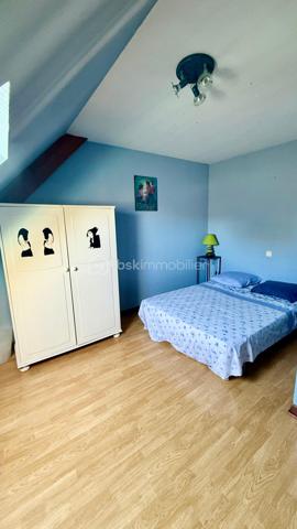 Dans un quartier résidentiel calme et recherché sur le haut de Lons, à proximité immédiate des principales commodités, découvrez cette agréable maison familiale de 140 m², implantée sur un beau terrain plat, clos et arboré de 776 m².

Son véritable atout : ses beaux extérieurs aménagés, avec une grande terrasse et une belle piscine chauffée, idéals pour profiter pleinement des beaux jours en famille ou entre amis.
Une maison spacieuse et fonctionnelle avec :
 Au rez-de-chaussée – 78 m² :
    Une entrée de 16,5 m² dessert :
       · une salle à manger de 22 m²,
       · un salon de 11,2 m² ouvrant directement sur la terrasse et la piscine,
       · une cuisine équipée de 10 m²,
       · une chambre de 10,9 m²,
       · une salle de bains de 5,4 m²,
       · un WC indépendant de 1,4 m².
  À l’étage – 62 m² :
       · une mezzanine de 9,8 m²,
       · trois chambres de 18,3 m², 13,7 m² et 9,4 m²,
       · un bureau de 6 m², offrant une possibilité supplémentaire pour le télétravail, un espace de loisirs ou une chambre d’appoint,
       · une salle d’eau avec WC de 5,5 m².

La maison bénéficie également d’un système de chauffage et de climatisation par pompe à chaleur gainable Daikin, ainsi que de menuiseries en double vitrage, assurant un excellent confort thermique en toute saison.

Enfin, les extérieurs constituent l’un des principaux atouts de cette propriété :
       · grande terrasse carrelée de 43 m²,
       · belle piscine chauffée de 4 x 8 m avec pool house de 7 m²,
       · abri de jardin de 15 m²,
       · grand garage de 32,5 m²,
       · terrain de 776 m² sans vis-à-vis.

Pour plus d’informations ou pour organiser une visite, n’hésitez pas à me contacter, y compris les samedis et dimanches.

D’autres photos ainsi qu’une visite virtuelle sont également disponibles sur demande.