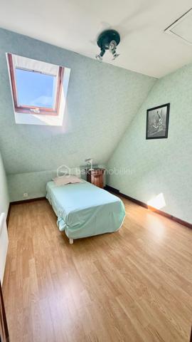 Dans un quartier résidentiel calme et recherché sur le haut de Lons, à proximité immédiate des principales commodités, découvrez cette agréable maison familiale de 140 m², implantée sur un beau terrain plat, clos et arboré de 776 m².

Son véritable atout : ses beaux extérieurs aménagés, avec une grande terrasse et une belle piscine chauffée, idéals pour profiter pleinement des beaux jours en famille ou entre amis.
Une maison spacieuse et fonctionnelle avec :
 Au rez-de-chaussée – 78 m² :
    Une entrée de 16,5 m² dessert :
       · une salle à manger de 22 m²,
       · un salon de 11,2 m² ouvrant directement sur la terrasse et la piscine,
       · une cuisine équipée de 10 m²,
       · une chambre de 10,9 m²,
       · une salle de bains de 5,4 m²,
       · un WC indépendant de 1,4 m².
  À l’étage – 62 m² :
       · une mezzanine de 9,8 m²,
       · trois chambres de 18,3 m², 13,7 m² et 9,4 m²,
       · un bureau de 6 m², offrant une possibilité supplémentaire pour le télétravail, un espace de loisirs ou une chambre d’appoint,
       · une salle d’eau avec WC de 5,5 m².

La maison bénéficie également d’un système de chauffage et de climatisation par pompe à chaleur gainable Daikin, ainsi que de menuiseries en double vitrage, assurant un excellent confort thermique en toute saison.

Enfin, les extérieurs constituent l’un des principaux atouts de cette propriété :
       · grande terrasse carrelée de 43 m²,
       · belle piscine chauffée de 4 x 8 m avec pool house de 7 m²,
       · abri de jardin de 15 m²,
       · grand garage de 32,5 m²,
       · terrain de 776 m² sans vis-à-vis.

Pour plus d’informations ou pour organiser une visite, n’hésitez pas à me contacter, y compris les samedis et dimanches.

D’autres photos ainsi qu’une visite virtuelle sont également disponibles sur demande.
