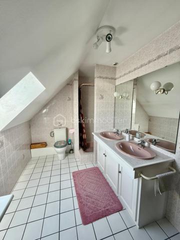 Dans un quartier résidentiel calme et recherché sur le haut de Lons, à proximité immédiate des principales commodités, découvrez cette agréable maison familiale de 140 m², implantée sur un beau terrain plat, clos et arboré de 776 m².

Son véritable atout : ses beaux extérieurs aménagés, avec une grande terrasse et une belle piscine chauffée, idéals pour profiter pleinement des beaux jours en famille ou entre amis.
Une maison spacieuse et fonctionnelle avec :
 Au rez-de-chaussée – 78 m² :
    Une entrée de 16,5 m² dessert :
       · une salle à manger de 22 m²,
       · un salon de 11,2 m² ouvrant directement sur la terrasse et la piscine,
       · une cuisine équipée de 10 m²,
       · une chambre de 10,9 m²,
       · une salle de bains de 5,4 m²,
       · un WC indépendant de 1,4 m².
  À l’étage – 62 m² :
       · une mezzanine de 9,8 m²,
       · trois chambres de 18,3 m², 13,7 m² et 9,4 m²,
       · un bureau de 6 m², offrant une possibilité supplémentaire pour le télétravail, un espace de loisirs ou une chambre d’appoint,
       · une salle d’eau avec WC de 5,5 m².

La maison bénéficie également d’un système de chauffage et de climatisation par pompe à chaleur gainable Daikin, ainsi que de menuiseries en double vitrage, assurant un excellent confort thermique en toute saison.

Enfin, les extérieurs constituent l’un des principaux atouts de cette propriété :
       · grande terrasse carrelée de 43 m²,
       · belle piscine chauffée de 4 x 8 m avec pool house de 7 m²,
       · abri de jardin de 15 m²,
       · grand garage de 32,5 m²,
       · terrain de 776 m² sans vis-à-vis.

Pour plus d’informations ou pour organiser une visite, n’hésitez pas à me contacter, y compris les samedis et dimanches.

D’autres photos ainsi qu’une visite virtuelle sont également disponibles sur demande.
