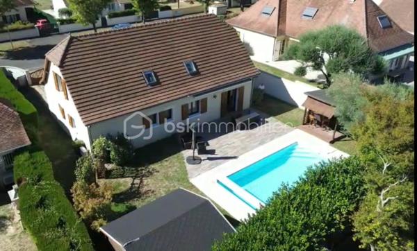 Dans un quartier résidentiel calme et recherché sur le haut de Lons, à proximité immédiate des principales commodités, découvrez cette agréable maison familiale de 140 m², implantée sur un beau terrain plat, clos et arboré de 776 m².

Son véritable atout : ses beaux extérieurs aménagés, avec une grande terrasse et une belle piscine chauffée, idéals pour profiter pleinement des beaux jours en famille ou entre amis.
Une maison spacieuse et fonctionnelle avec :
 Au rez-de-chaussée – 78 m² :
    Une entrée de 16,5 m² dessert :
       · une salle à manger de 22 m²,
       · un salon de 11,2 m² ouvrant directement sur la terrasse et la piscine,
       · une cuisine équipée de 10 m²,
       · une chambre de 10,9 m²,
       · une salle de bains de 5,4 m²,
       · un WC indépendant de 1,4 m².
  À l’étage – 62 m² :
       · une mezzanine de 9,8 m²,
       · trois chambres de 18,3 m², 13,7 m² et 9,4 m²,
       · un bureau de 6 m², offrant une possibilité supplémentaire pour le télétravail, un espace de loisirs ou une chambre d’appoint,
       · une salle d’eau avec WC de 5,5 m².

La maison bénéficie également d’un système de chauffage et de climatisation par pompe à chaleur gainable Daikin, ainsi que de menuiseries en double vitrage, assurant un excellent confort thermique en toute saison.

Enfin, les extérieurs constituent l’un des principaux atouts de cette propriété :
       · grande terrasse carrelée de 43 m²,
       · belle piscine chauffée de 4 x 8 m avec pool house de 7 m²,
       · abri de jardin de 15 m²,
       · grand garage de 32,5 m²,
       · terrain de 776 m² sans vis-à-vis.

Pour plus d’informations ou pour organiser une visite, n’hésitez pas à me contacter, y compris les samedis et dimanches.

D’autres photos ainsi qu’une visite virtuelle sont également disponibles sur demande.