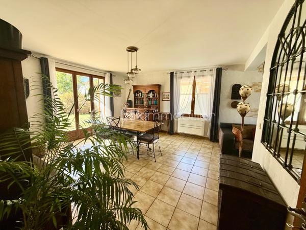 Dans un quartier résidentiel calme et recherché sur le haut de Lons, à proximité immédiate des principales commodités, découvrez cette agréable maison familiale de 140 m², implantée sur un beau terrain plat, clos et arboré de 776 m².

Son véritable atout : ses beaux extérieurs aménagés, avec une grande terrasse et une belle piscine chauffée, idéals pour profiter pleinement des beaux jours en famille ou entre amis.
Une maison spacieuse et fonctionnelle avec :
 Au rez-de-chaussée – 78 m² :
    Une entrée de 16,5 m² dessert :
       · une salle à manger de 22 m²,
       · un salon de 11,2 m² ouvrant directement sur la terrasse et la piscine,
       · une cuisine équipée de 10 m²,
       · une chambre de 10,9 m²,
       · une salle de bains de 5,4 m²,
       · un WC indépendant de 1,4 m².
  À l’étage – 62 m² :
       · une mezzanine de 9,8 m²,
       · trois chambres de 18,3 m², 13,7 m² et 9,4 m²,
       · un bureau de 6 m², offrant une possibilité supplémentaire pour le télétravail, un espace de loisirs ou une chambre d’appoint,
       · une salle d’eau avec WC de 5,5 m².

La maison bénéficie également d’un système de chauffage et de climatisation par pompe à chaleur gainable Daikin, ainsi que de menuiseries en double vitrage, assurant un excellent confort thermique en toute saison.

Enfin, les extérieurs constituent l’un des principaux atouts de cette propriété :
       · grande terrasse carrelée de 43 m²,
       · belle piscine chauffée de 4 x 8 m avec pool house de 7 m²,
       · abri de jardin de 15 m²,
       · grand garage de 32,5 m²,
       · terrain de 776 m² sans vis-à-vis.

Pour plus d’informations ou pour organiser une visite, n’hésitez pas à me contacter, y compris les samedis et dimanches.

D’autres photos ainsi qu’une visite virtuelle sont également disponibles sur demande.