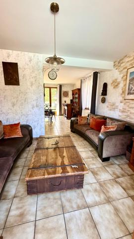 Dans un quartier résidentiel calme et recherché sur le haut de Lons, à proximité immédiate des principales commodités, découvrez cette agréable maison familiale de 140 m², implantée sur un beau terrain plat, clos et arboré de 776 m².

Son véritable atout : ses beaux extérieurs aménagés, avec une grande terrasse et une belle piscine chauffée, idéals pour profiter pleinement des beaux jours en famille ou entre amis.
Une maison spacieuse et fonctionnelle avec :
 Au rez-de-chaussée – 78 m² :
    Une entrée de 16,5 m² dessert :
       · une salle à manger de 22 m²,
       · un salon de 11,2 m² ouvrant directement sur la terrasse et la piscine,
       · une cuisine équipée de 10 m²,
       · une chambre de 10,9 m²,
       · une salle de bains de 5,4 m²,
       · un WC indépendant de 1,4 m².
  À l’étage – 62 m² :
       · une mezzanine de 9,8 m²,
       · trois chambres de 18,3 m², 13,7 m² et 9,4 m²,
       · un bureau de 6 m², offrant une possibilité supplémentaire pour le télétravail, un espace de loisirs ou une chambre d’appoint,
       · une salle d’eau avec WC de 5,5 m².

La maison bénéficie également d’un système de chauffage et de climatisation par pompe à chaleur gainable Daikin, ainsi que de menuiseries en double vitrage, assurant un excellent confort thermique en toute saison.

Enfin, les extérieurs constituent l’un des principaux atouts de cette propriété :
       · grande terrasse carrelée de 43 m²,
       · belle piscine chauffée de 4 x 8 m avec pool house de 7 m²,
       · abri de jardin de 15 m²,
       · grand garage de 32,5 m²,
       · terrain de 776 m² sans vis-à-vis.

Pour plus d’informations ou pour organiser une visite, n’hésitez pas à me contacter, y compris les samedis et dimanches.

D’autres photos ainsi qu’une visite virtuelle sont également disponibles sur demande.