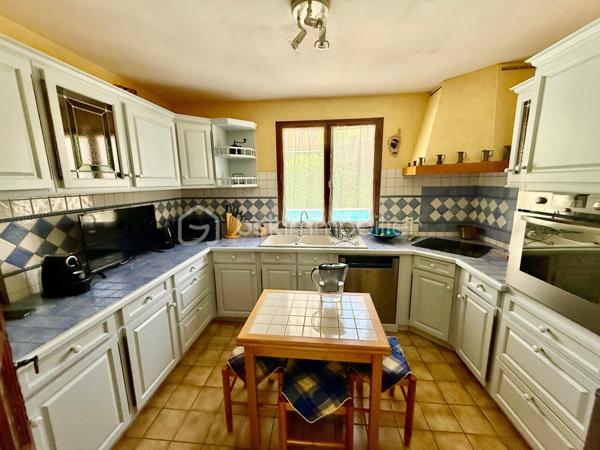 Dans un quartier résidentiel calme et recherché sur le haut de Lons, à proximité immédiate des principales commodités, découvrez cette agréable maison familiale de 140 m², implantée sur un beau terrain plat, clos et arboré de 776 m².

Son véritable atout : ses beaux extérieurs aménagés, avec une grande terrasse et une belle piscine chauffée, idéals pour profiter pleinement des beaux jours en famille ou entre amis.
Une maison spacieuse et fonctionnelle avec :
 Au rez-de-chaussée – 78 m² :
    Une entrée de 16,5 m² dessert :
       · une salle à manger de 22 m²,
       · un salon de 11,2 m² ouvrant directement sur la terrasse et la piscine,
       · une cuisine équipée de 10 m²,
       · une chambre de 10,9 m²,
       · une salle de bains de 5,4 m²,
       · un WC indépendant de 1,4 m².
  À l’étage – 62 m² :
       · une mezzanine de 9,8 m²,
       · trois chambres de 18,3 m², 13,7 m² et 9,4 m²,
       · un bureau de 6 m², offrant une possibilité supplémentaire pour le télétravail, un espace de loisirs ou une chambre d’appoint,
       · une salle d’eau avec WC de 5,5 m².

La maison bénéficie également d’un système de chauffage et de climatisation par pompe à chaleur gainable Daikin, ainsi que de menuiseries en double vitrage, assurant un excellent confort thermique en toute saison.

Enfin, les extérieurs constituent l’un des principaux atouts de cette propriété :
       · grande terrasse carrelée de 43 m²,
       · belle piscine chauffée de 4 x 8 m avec pool house de 7 m²,
       · abri de jardin de 15 m²,
       · grand garage de 32,5 m²,
       · terrain de 776 m² sans vis-à-vis.

Pour plus d’informations ou pour organiser une visite, n’hésitez pas à me contacter, y compris les samedis et dimanches.

D’autres photos ainsi qu’une visite virtuelle sont également disponibles sur demande.