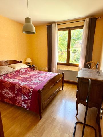 Dans un quartier résidentiel calme et recherché sur le haut de Lons, à proximité immédiate des principales commodités, découvrez cette agréable maison familiale de 140 m², implantée sur un beau terrain plat, clos et arboré de 776 m².

Son véritable atout : ses beaux extérieurs aménagés, avec une grande terrasse et une belle piscine chauffée, idéals pour profiter pleinement des beaux jours en famille ou entre amis.
Une maison spacieuse et fonctionnelle avec :
 Au rez-de-chaussée – 78 m² :
    Une entrée de 16,5 m² dessert :
       · une salle à manger de 22 m²,
       · un salon de 11,2 m² ouvrant directement sur la terrasse et la piscine,
       · une cuisine équipée de 10 m²,
       · une chambre de 10,9 m²,
       · une salle de bains de 5,4 m²,
       · un WC indépendant de 1,4 m².
  À l’étage – 62 m² :
       · une mezzanine de 9,8 m²,
       · trois chambres de 18,3 m², 13,7 m² et 9,4 m²,
       · un bureau de 6 m², offrant une possibilité supplémentaire pour le télétravail, un espace de loisirs ou une chambre d’appoint,
       · une salle d’eau avec WC de 5,5 m².

La maison bénéficie également d’un système de chauffage et de climatisation par pompe à chaleur gainable Daikin, ainsi que de menuiseries en double vitrage, assurant un excellent confort thermique en toute saison.

Enfin, les extérieurs constituent l’un des principaux atouts de cette propriété :
       · grande terrasse carrelée de 43 m²,
       · belle piscine chauffée de 4 x 8 m avec pool house de 7 m²,
       · abri de jardin de 15 m²,
       · grand garage de 32,5 m²,
       · terrain de 776 m² sans vis-à-vis.

Pour plus d’informations ou pour organiser une visite, n’hésitez pas à me contacter, y compris les samedis et dimanches.

D’autres photos ainsi qu’une visite virtuelle sont également disponibles sur demande.