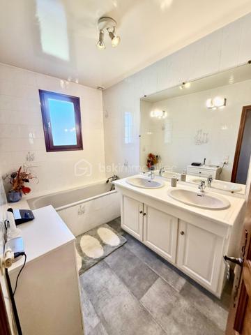 Dans un quartier résidentiel calme et recherché sur le haut de Lons, à proximité immédiate des principales commodités, découvrez cette agréable maison familiale de 140 m², implantée sur un beau terrain plat, clos et arboré de 776 m².

Son véritable atout : ses beaux extérieurs aménagés, avec une grande terrasse et une belle piscine chauffée, idéals pour profiter pleinement des beaux jours en famille ou entre amis.
Une maison spacieuse et fonctionnelle avec :
 Au rez-de-chaussée – 78 m² :
    Une entrée de 16,5 m² dessert :
       · une salle à manger de 22 m²,
       · un salon de 11,2 m² ouvrant directement sur la terrasse et la piscine,
       · une cuisine équipée de 10 m²,
       · une chambre de 10,9 m²,
       · une salle de bains de 5,4 m²,
       · un WC indépendant de 1,4 m².
  À l’étage – 62 m² :
       · une mezzanine de 9,8 m²,
       · trois chambres de 18,3 m², 13,7 m² et 9,4 m²,
       · un bureau de 6 m², offrant une possibilité supplémentaire pour le télétravail, un espace de loisirs ou une chambre d’appoint,
       · une salle d’eau avec WC de 5,5 m².

La maison bénéficie également d’un système de chauffage et de climatisation par pompe à chaleur gainable Daikin, ainsi que de menuiseries en double vitrage, assurant un excellent confort thermique en toute saison.

Enfin, les extérieurs constituent l’un des principaux atouts de cette propriété :
       · grande terrasse carrelée de 43 m²,
       · belle piscine chauffée de 4 x 8 m avec pool house de 7 m²,
       · abri de jardin de 15 m²,
       · grand garage de 32,5 m²,
       · terrain de 776 m² sans vis-à-vis.

Pour plus d’informations ou pour organiser une visite, n’hésitez pas à me contacter, y compris les samedis et dimanches.

D’autres photos ainsi qu’une visite virtuelle sont également disponibles sur demande.