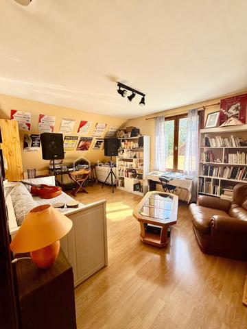 Dans un quartier résidentiel calme et recherché sur le haut de Lons, à proximité immédiate des principales commodités, découvrez cette agréable maison familiale de 140 m², implantée sur un beau terrain plat, clos et arboré de 776 m².

Son véritable atout : ses beaux extérieurs aménagés, avec une grande terrasse et une belle piscine chauffée, idéals pour profiter pleinement des beaux jours en famille ou entre amis.
Une maison spacieuse et fonctionnelle avec :
 Au rez-de-chaussée – 78 m² :
    Une entrée de 16,5 m² dessert :
       · une salle à manger de 22 m²,
       · un salon de 11,2 m² ouvrant directement sur la terrasse et la piscine,
       · une cuisine équipée de 10 m²,
       · une chambre de 10,9 m²,
       · une salle de bains de 5,4 m²,
       · un WC indépendant de 1,4 m².
  À l’étage – 62 m² :
       · une mezzanine de 9,8 m²,
       · trois chambres de 18,3 m², 13,7 m² et 9,4 m²,
       · un bureau de 6 m², offrant une possibilité supplémentaire pour le télétravail, un espace de loisirs ou une chambre d’appoint,
       · une salle d’eau avec WC de 5,5 m².

La maison bénéficie également d’un système de chauffage et de climatisation par pompe à chaleur gainable Daikin, ainsi que de menuiseries en double vitrage, assurant un excellent confort thermique en toute saison.

Enfin, les extérieurs constituent l’un des principaux atouts de cette propriété :
       · grande terrasse carrelée de 43 m²,
       · belle piscine chauffée de 4 x 8 m avec pool house de 7 m²,
       · abri de jardin de 15 m²,
       · grand garage de 32,5 m²,
       · terrain de 776 m² sans vis-à-vis.

Pour plus d’informations ou pour organiser une visite, n’hésitez pas à me contacter, y compris les samedis et dimanches.

D’autres photos ainsi qu’une visite virtuelle sont également disponibles sur demande.