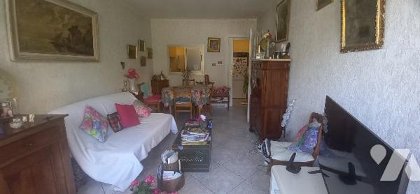 T2 à rénover vendu loué (locataire protégée, loyer de 770 euros dont 80 euros de charges).