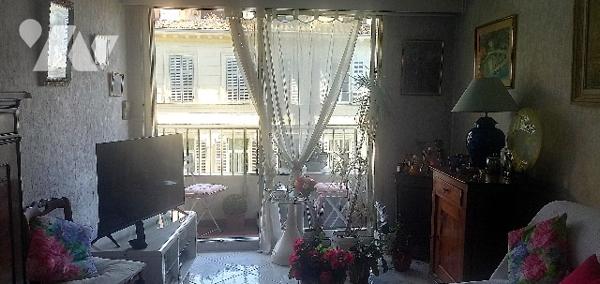 T2 à rénover vendu loué (locataire protégée, loyer de 770 euros dont 80 euros de charges).