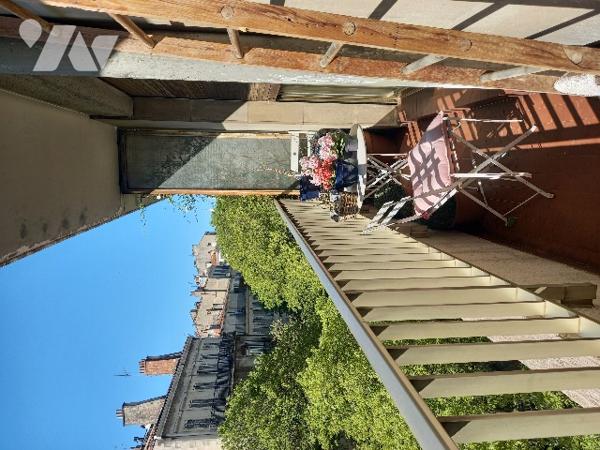 T2 à rénover vendu loué (locataire protégée, loyer de 770 euros dont 80 euros de charges).