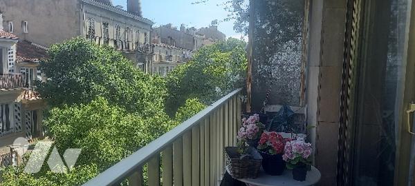 T2 à rénover vendu loué (locataire protégée, loyer de 770 euros dont 80 euros de charges).