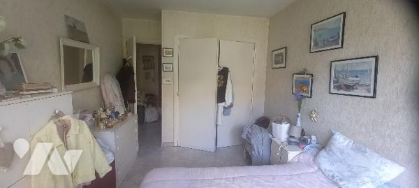 T2 à rénover vendu loué (locataire protégée, loyer de 770 euros dont 80 euros de charges).