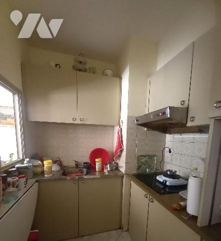 T2 à rénover vendu loué (locataire protégée, loyer de 770 euros dont 80 euros de charges).