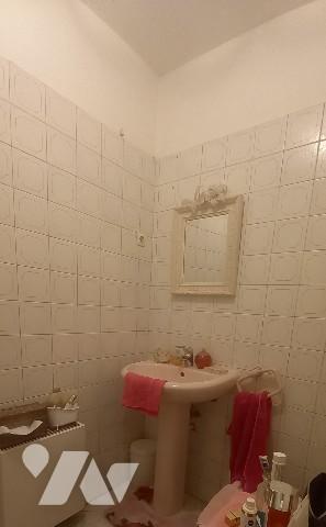 T2 à rénover vendu loué (locataire protégée, loyer de 770 euros dont 80 euros de charges).