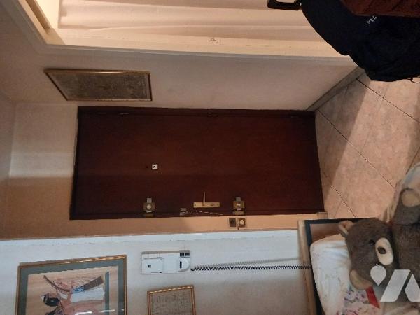 T2 à rénover vendu loué (locataire protégée, loyer de 770 euros dont 80 euros de charges).