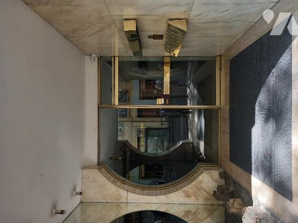 T2 à rénover vendu loué (locataire protégée, loyer de 770 euros dont 80 euros de charges).