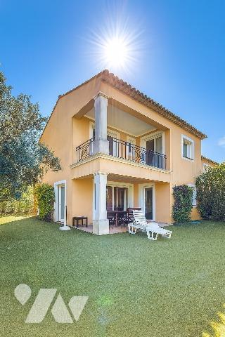 GOLF DE ROQUEBRUNE-SUR-ARGENS – VILLA VUE GOLF DANS RÉSIDENCE SÉCURISÉE AVEC PISCINE