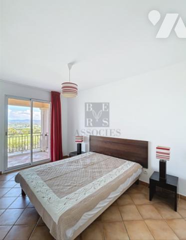 GOLF DE ROQUEBRUNE-SUR-ARGENS – VILLA VUE GOLF DANS RÉSIDENCE SÉCURISÉE AVEC PISCINE