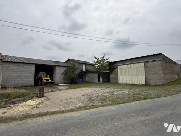 Ensemble de bâtiments agricoles en campagne