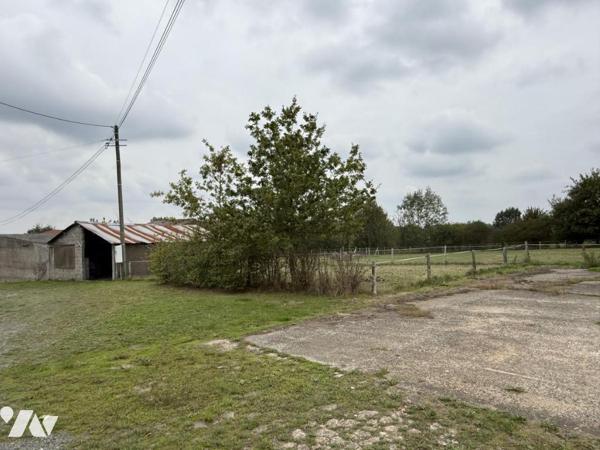 Ensemble de bâtiments agricoles en campagne