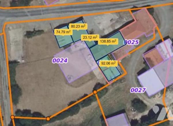Ensemble de bâtiments agricoles en campagne