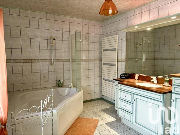 Maison à vendre 9 pièces 229 m² Barbezieux-Saint-Hilaire