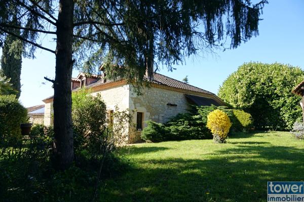MAISON DE MAITRE 200 m2 ET SA GRANGE EN PIERRE sur terrain 4.85 HA BASSE VALLE DU LOT 46700