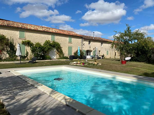 Grande longere renovee avec dependances et piscine a Bouille Courdault