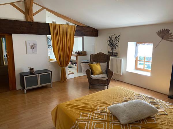 Grande longere renovee avec dependances et piscine a Bouille Courdault