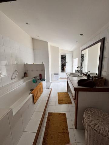 Grande longere renovee avec dependances et piscine a Bouille Courdault