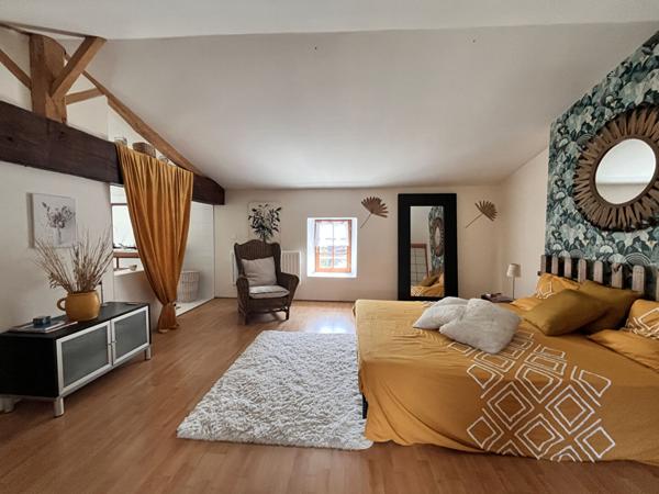 Grande longere renovee avec dependances et piscine a Bouille Courdault