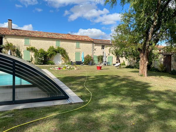 Grande longere renovee avec dependances et piscine a Bouille Courdault