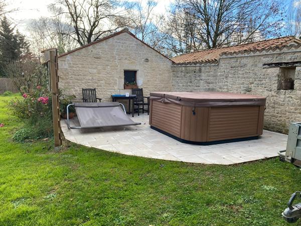 Grande longere renovee avec dependances et piscine a Bouille Courdault