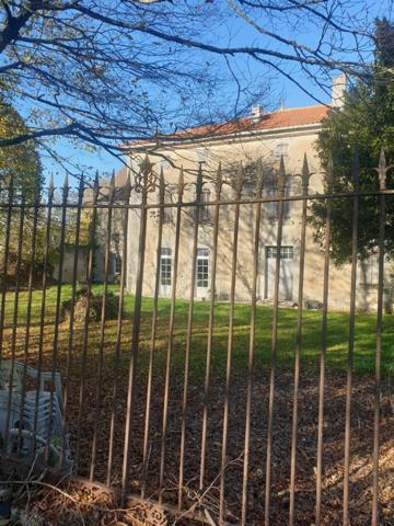 Maison de 400 m² habitables à vendre, proche Barbezieux (16), dépendances d’environ 1 000 m², terrain de 12 000 m² !!!