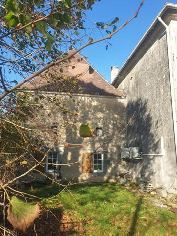Maison de 400 m² habitables à vendre, proche Barbezieux (16), dépendances d’environ 1 000 m², terrain de 12 000 m² !!!