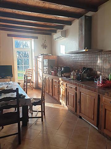 Maison de 400 m² habitables à vendre, proche Barbezieux (16), dépendances d’environ 1 000 m², terrain de 12 000 m² !!!