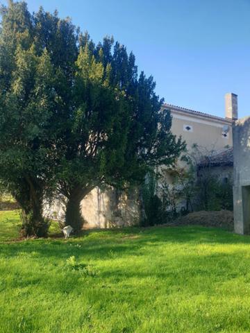 Maison de 400 m² habitables à vendre, proche Barbezieux (16), dépendances d’environ 1 000 m², terrain de 12 000 m² !!!