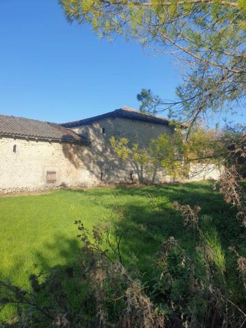 Maison de 400 m² habitables à vendre, proche Barbezieux (16), dépendances d’environ 1 000 m², terrain de 12 000 m² !!!