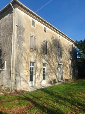 Maison de 400 m² habitables à vendre, proche Barbezieux (16), dépendances d’environ 1 000 m², terrain de 12 000 m² !!!