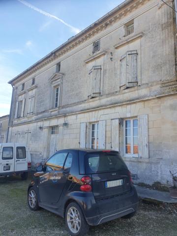 Maison de 400 m² habitables à vendre, proche Barbezieux (16), dépendances d’environ 1 000 m², terrain de 12 000 m² !!!