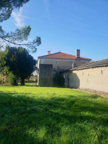 Maison de 400 m² habitables à vendre, proche Barbezieux (16), dépendances d’environ 1 000 m², terrain de 12 000 m² !!!