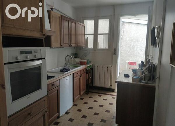 Maison à vendre    6 pièces •  Saint-Just-Luzac