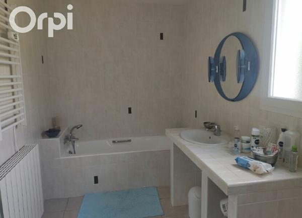 Maison à vendre    6 pièces •  Saint-Just-Luzac