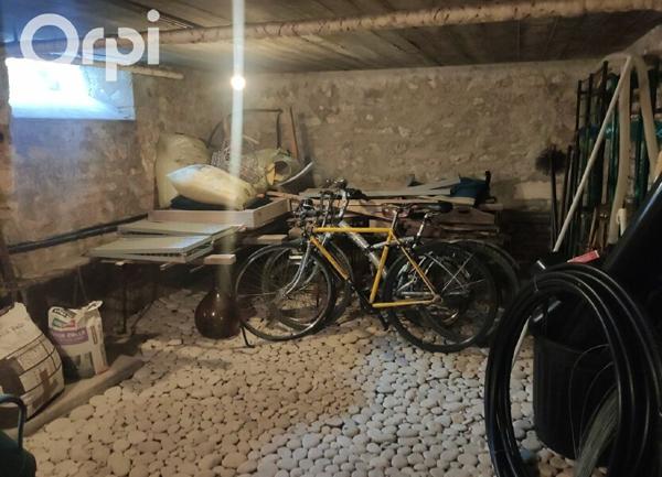 Maison à vendre    6 pièces •  Saint-Just-Luzac