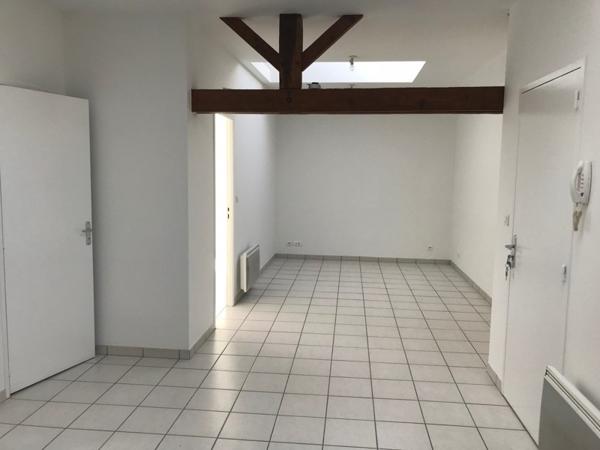 Appartement à louer 545 € CC ST ETIENNE DE MONTLUC 2 p 42 m² DPE E